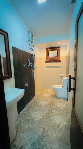 a bathroom with a sink and a toilet at Hotel Milenium in Kurundankulama