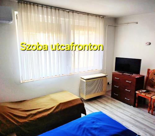 A television and/or entertainment centre at Kiss-Szőllősi Vendègház