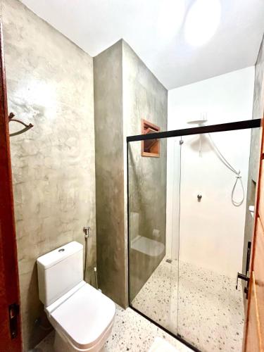 a bathroom with a toilet and a shower at XIQUE XIQUE ITAUNAS HOSPEDARIA in Itaúnas