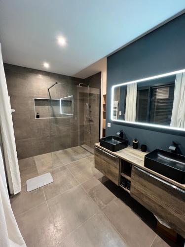 La salle de bains est pourvue d'une douche, de 2 lavabos et d'un miroir. dans l'établissement Villa d'architecte, à Port-la-Nouvelle