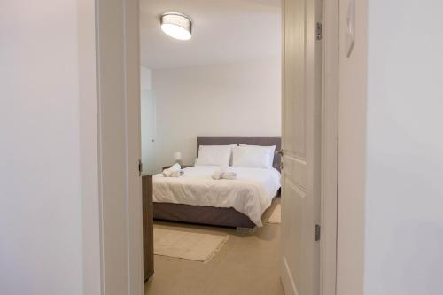 Letto o letti in una camera di Spacious 2 Bedroom Apartment