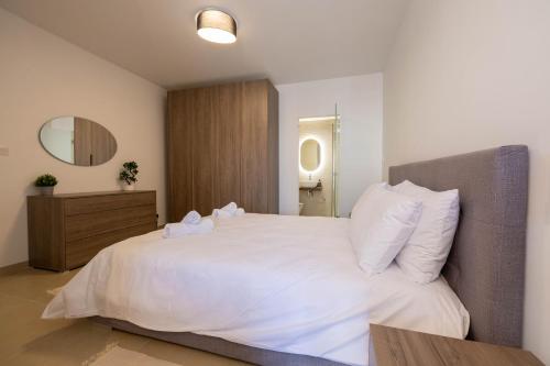 Letto o letti in una camera di Spacious 2 Bedroom Apartment