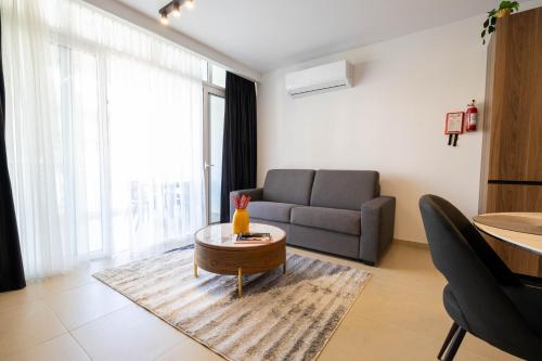 Area soggiorno di Spacious 2 Bedroom Apartment
