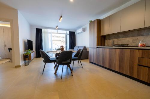 Cucina o angolo cottura di Spacious 2 Bedroom Apartment