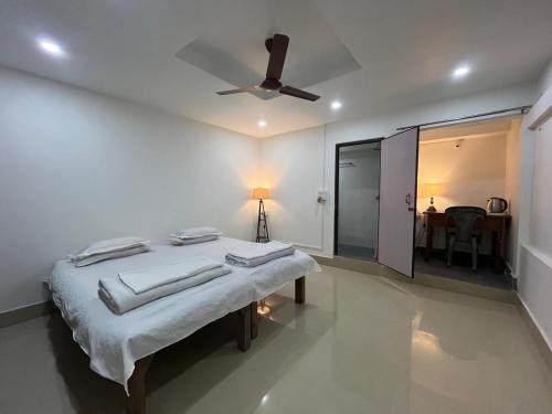 En eller flere senge i et værelse på Nagaon Homestay