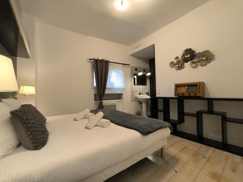 une chambre avec un lit avec des serviettes dessus dans l'établissement Appartement Vintage spacieux centre ville, à Pau