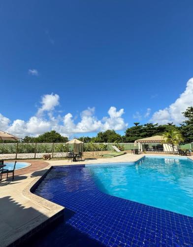a large swimming pool with a blue at Casa de Férias - Refúgio Arembepe in Camaçari