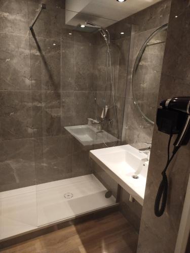 Salle de bains dans l'établissement Kyriad Hotel Tours Centre