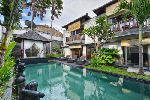 una piscina en el patio trasero de una casa en The Khayangan Dreams Villa, Seminyak, en Seminyak