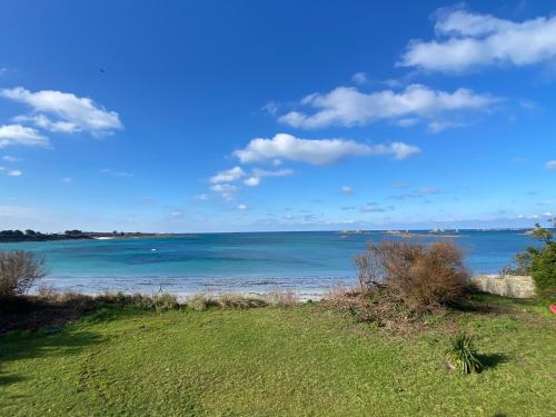 - une vue sur l'océan par beau temps dans l'établissement Villa Les Pieds dans l'Eau, à Santec