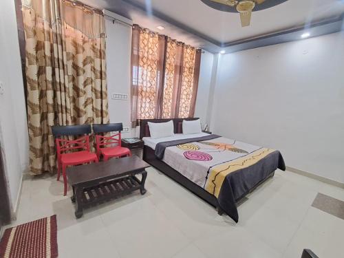 Кровать или кровати в номере Hotel Tiger PGH-Ranthambhor Rd, Saptar, Sawai Madhopur, Rajasthan