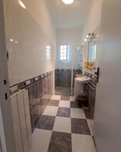 une salle de bain avec une douche, un lavabo et un miroir dans l'établissement Location haut de villa privatif - vue mer, à Santa-Maria-di-Lota