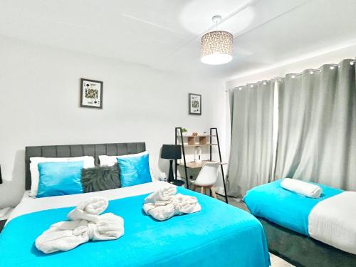 Postel nebo postele na pokoji v ubytování Comfortable Stays for Contractors and large groups with free parking and easy access to Motorway
