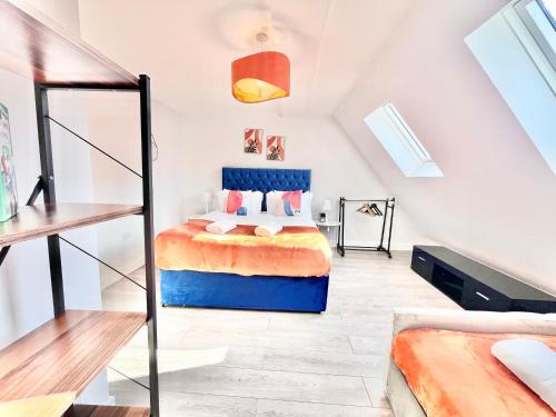 Postel nebo postele na pokoji v ubytování Comfortable Stays for Contractors and large groups with free parking and easy access to Motorway