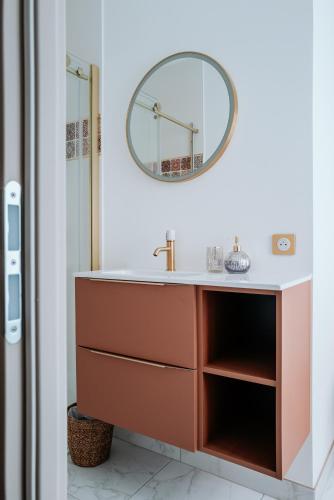 a bathroom with a sink and a mirror at Le Chat Léon in Chalon-sur-Saône