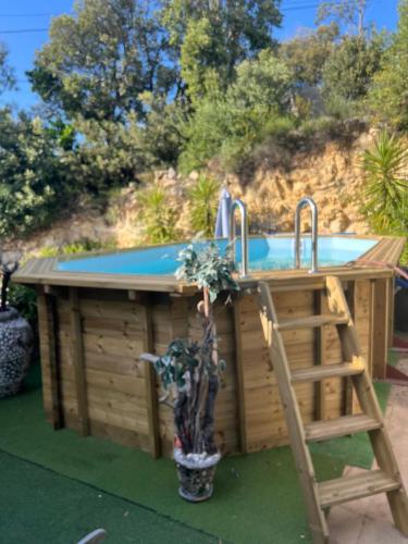 - une piscine avec une échelle à côté d'un billard en bois dans l'établissement Villa avec vues exceptionnelles à 2 minutes de la plage, à Farinole