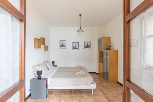 Teo s House private parking and lake viewにあるベッド