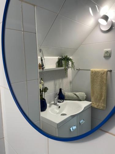 a bathroom with a sink and a mirror at Sesimbra Fé House in Sesimbra