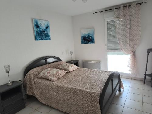 une chambre avec un lit et une fenêtre dans l'établissement Le spot, à Biscarrosse