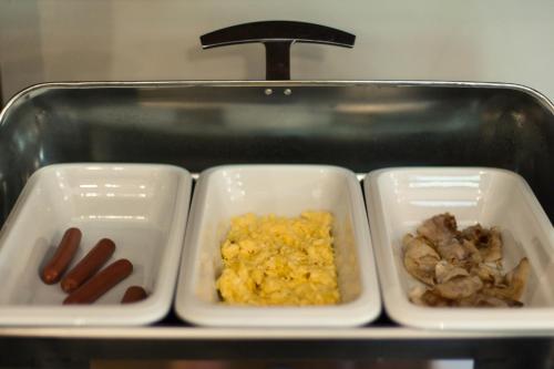 un vassoio di cibo con hot dog e funghi di Hotel Les Montagnards a Morgex