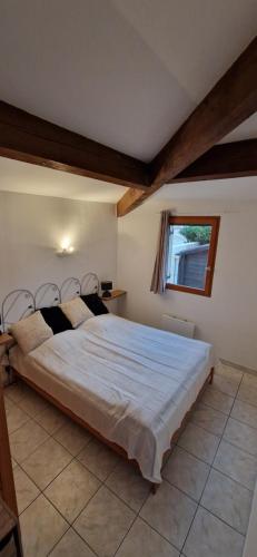 Ένα ή περισσότερα κρεβάτια σε δωμάτιο στο Gruissan Maison familiale 2 à 6 personnes - 3 chambres et 2 SDB !