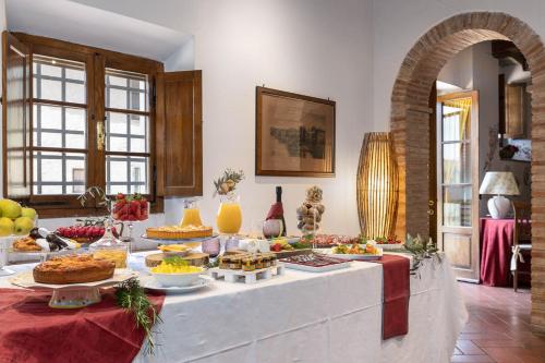 Un buffet de comida en una mesa en una habitación. en Relais Antico Borgo San Lorenzo, en Poggibonsi