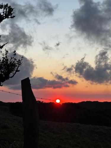 Η ανατολή ή δύση του ηλίου όπως φαίνεται από αυτό το διαμέρισμα ή από εκεί κοντά