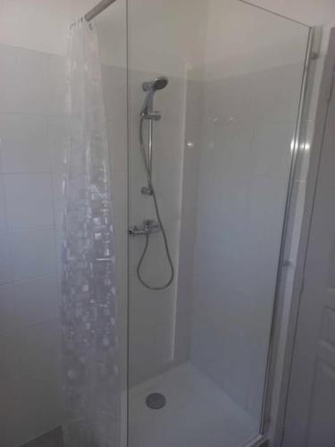 une salle de bain avec une douche avec un rideau de douche dans l'établissement 40 - Mazet de Provence dans village de vacances, à Gaujac