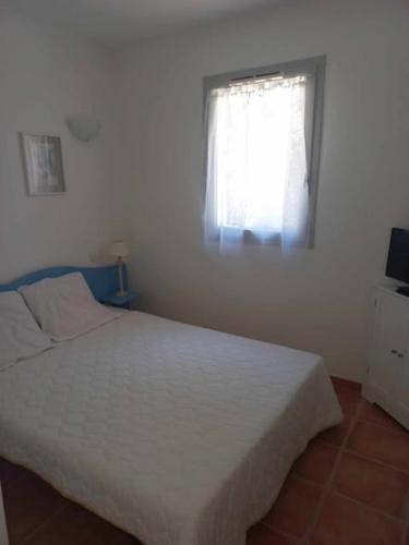 une chambre avec un lit blanc et une fenêtre dans l'établissement 40 - Mazet de Provence dans village de vacances, à Gaujac