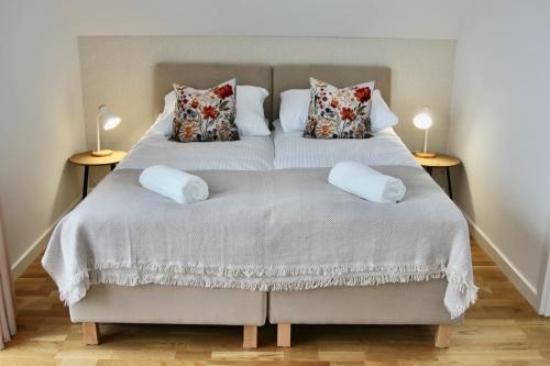 a bedroom with a large bed with two lamps at Domek Na Sapisku in Szlembark
