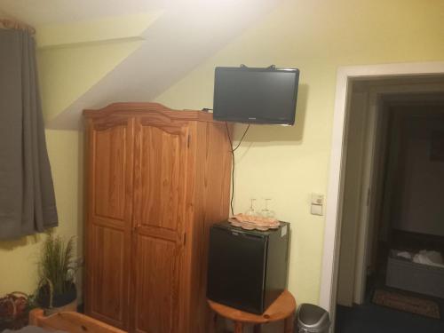 a room with a tv on top of a wooden cabinet at Altstadt Oase Bernkastel-kues in Bernkastel-Kues