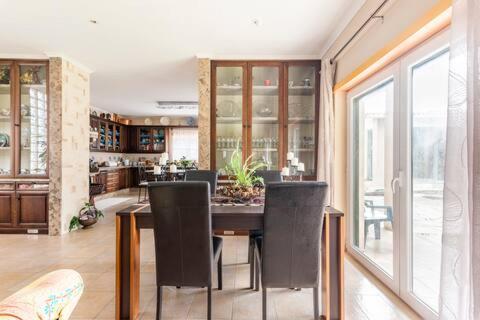 a dining room with a table and chairs at Beco do Patalugo in Salir de Matos