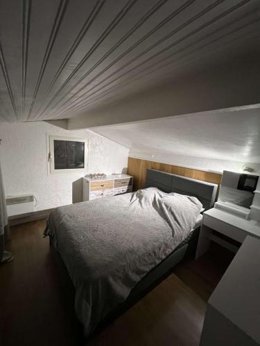 - une chambre avec un grand lit, un bureau et un lit sidx sidx sidx dans l'établissement La Ciotat T2 dans villa avec piscine, à La Ciotat