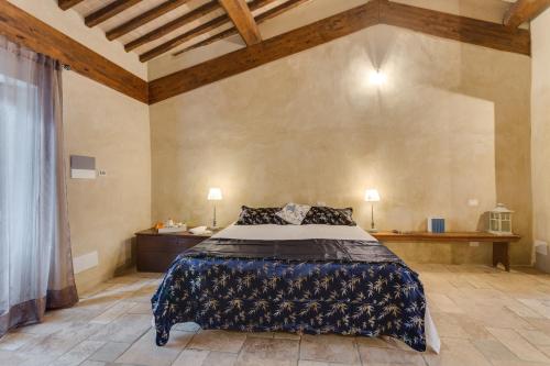 1 dormitorio con 1 cama grande en una habitación en Agriturismo Le Canterie en Radicondoli