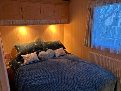 AnderbyにあるStarfish retreat Anderby creekのベッドルーム1室(ベッド1台、動物2匹の詰め物付)