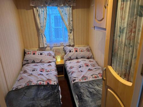 AnderbyにあるStarfish retreat Anderby creekの窓のある小さな部屋にベッドが2つある