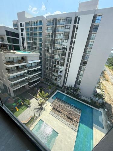 a view of the pool from the balcony of a apartment at Lujoso apto con vista al mar, en salinas del mar in Playa Dormida