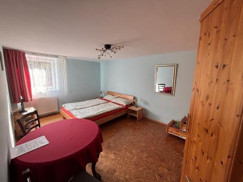 une petite chambre avec un lit et un miroir dans l'établissement Ferienwohnung im Grünen, à Berlin