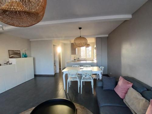 Photo de la galerie de l'établissement Duplex 6 personnes Pleine vue mer 10 m de la plage Wifi - CYRIDA, à Saint Pierre La Mer