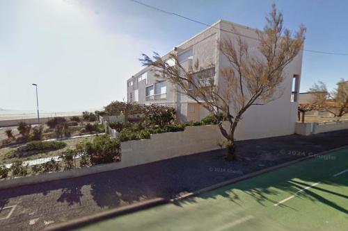 Photo de la galerie de l'établissement Duplex 6 personnes Pleine vue mer 10 m de la plage Wifi - CYRIDA, à Saint Pierre La Mer