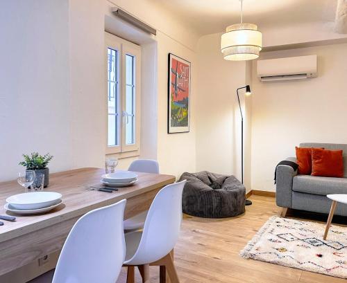 un salon avec une table, des chaises et un canapé dans l'établissement Studio cosy et luxueux centre Cannes et proche plages, à Cannes