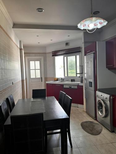 Una cocina o zona de cocina en Appartement Vue Mer avec Jacuzzi Tout équipé proche centre-ville Bienvenue à Bizerte dans un appartement haut standing avec une vue imprenable sur la mer Situé à seulement 5 minutes du centre-ville