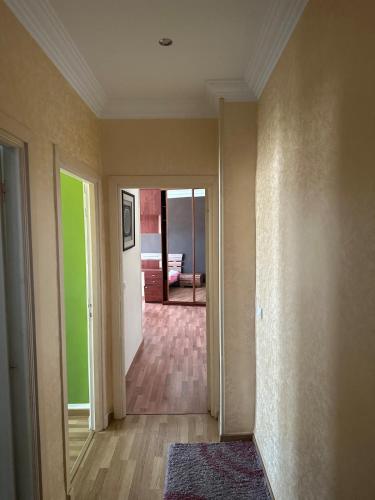Cama o camas de una habitación en Appartement Vue Mer avec Jacuzzi Tout équipé proche centre-ville Bienvenue à Bizerte dans un appartement haut standing avec une vue imprenable sur la mer Situé à seulement 5 minutes du centre-ville