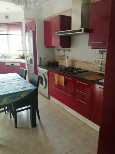 Una cocina o zona de cocina en Appartement Vue Mer avec Jacuzzi Tout équipé proche centre-ville Bienvenue à Bizerte dans un appartement haut standing avec une vue imprenable sur la mer Situé à seulement 5 minutes du centre-ville