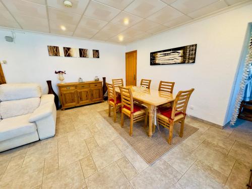 Χώρος καθιστικού στο Acogedor chalet con jardín perfecto para familias