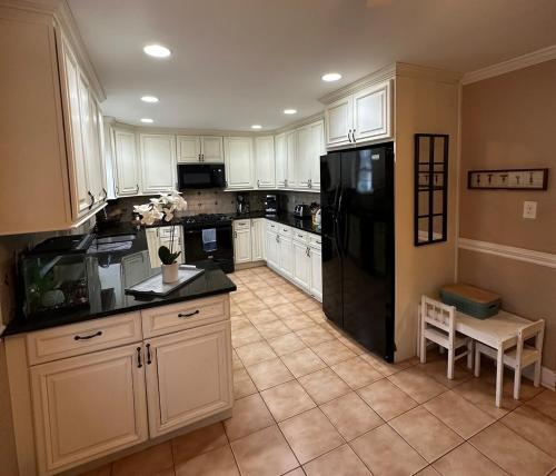 Køkken eller tekøkken på Spacious Family Friendly Backyard Retreat