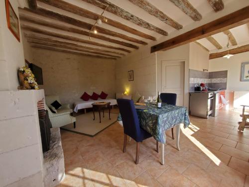 un grand salon avec une table et des chaises dans l'établissement Les Gîtes du Cormier, à Sambin