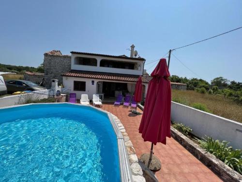 Kolam renang di atau dekat dengan Charming home with pool in Barbariga