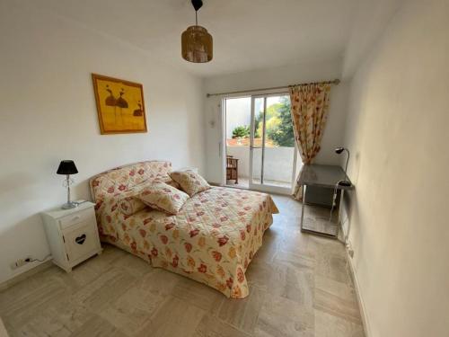 une petite chambre avec un lit et une fenêtre dans l'établissement juan les pins centre proche mer 3 pièces, à Juan-les-Pins