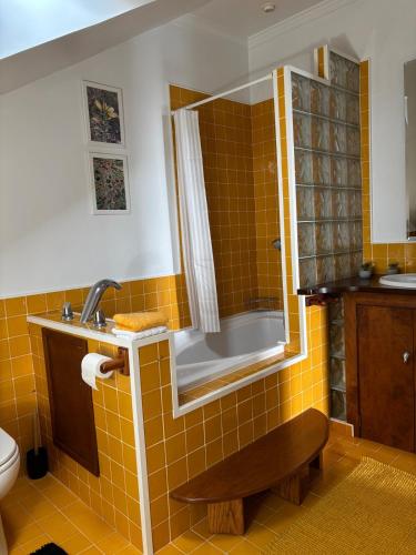 a bathroom with a tub and a sink and a toilet at O Lar do Canteiro in O Casal Pontevedra